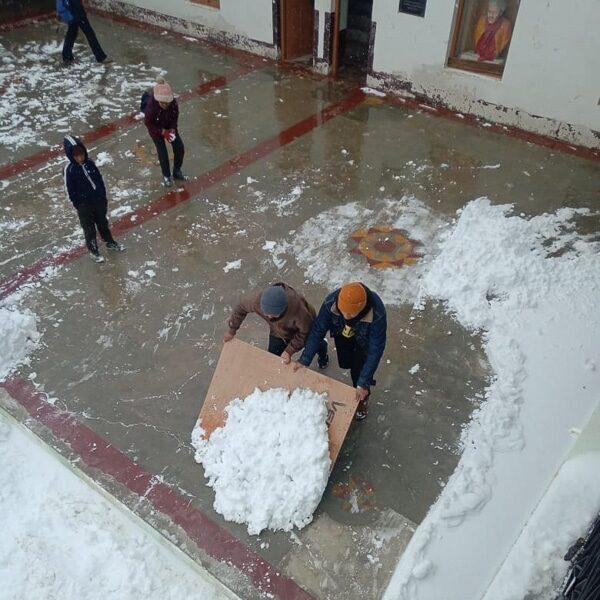 Déblaiement de la cour de l'école